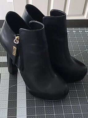 Aldo asadda booties 8.5 black gold accents heeled boot